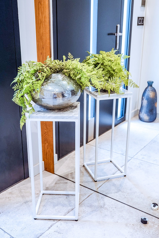 kwietniki Bueno- biały postument marmurowy, stojak na kwiaty, stolik pomocniczy