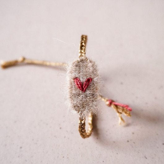 bransoletki - inne Puszysta bransoletka tkana z haftowanym serduszkiem