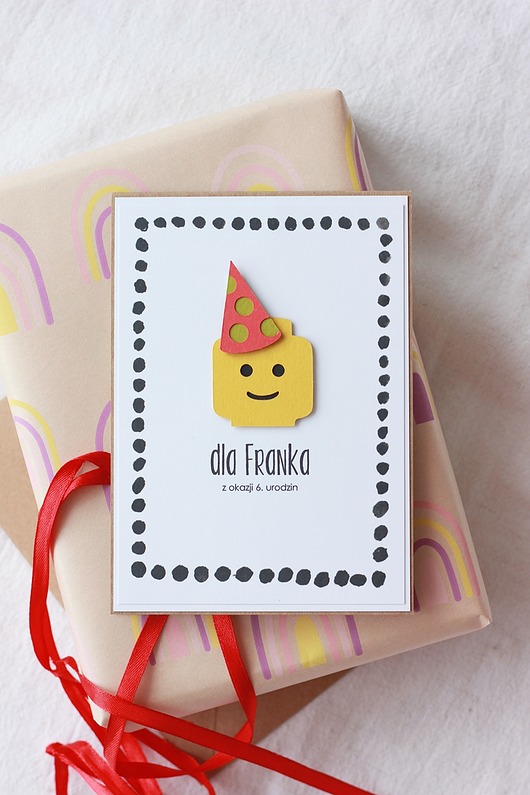 kartki scrapbooking Żółty ludzik. Kartka urodzinowa dla fanów klocków