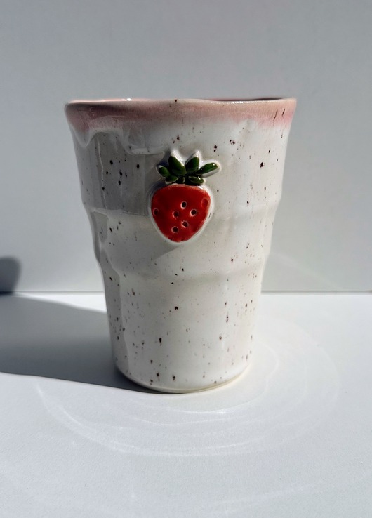 kubki Kubek ceramiczny wysoki truskawka