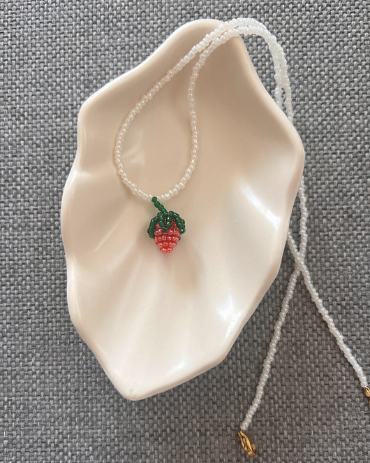 wisiory Handmade naszyjnik z koralików z plecioną poziomką truskawką