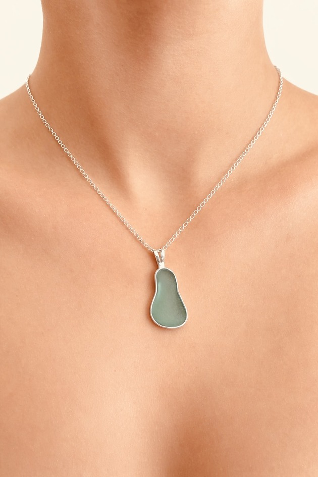 wisiory Srebrny naszyjnik ze szkłem morskim