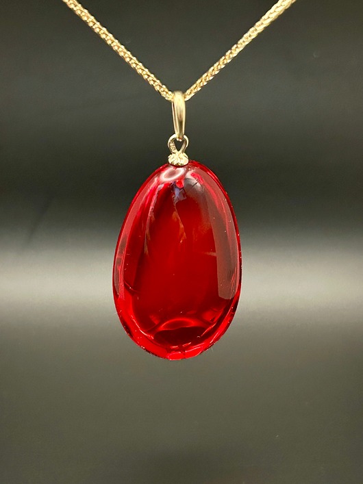 wisiory Wisiorek z czerwonego barwionego bursztynu