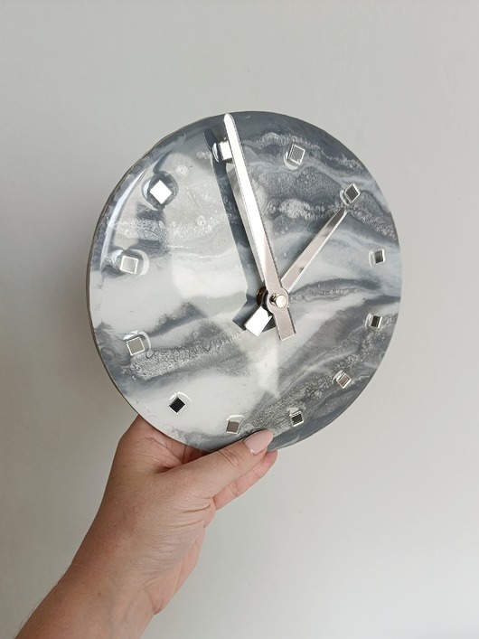 zegary Szaro-biały zegar z żywicy epoksydowej 20 cm