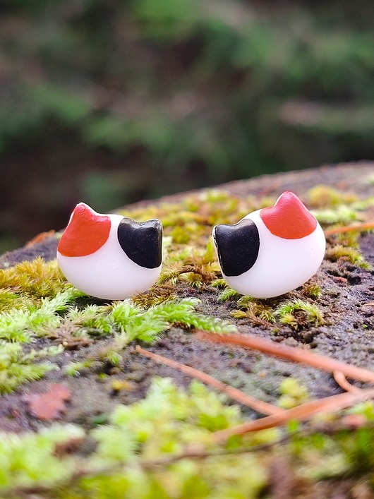 kolczyki z masy plastycznej Kolczyki kotki tricolor, małe kolczyki z kotami, kot, lekkie małe kolczyki