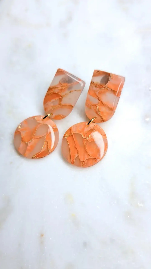 kolczyki z masy plastycznej Pomarańczowe wiszące kolczyki na sztyftach