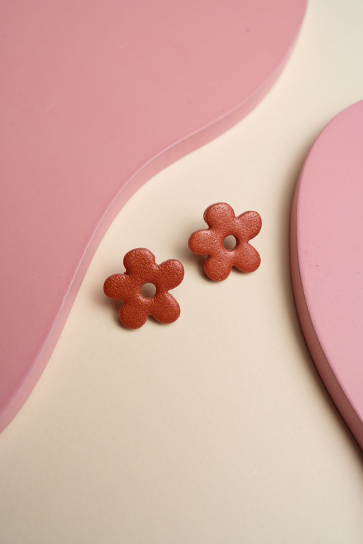 kolczyki z masy plastycznej Sztyfty kwiatki mini rude