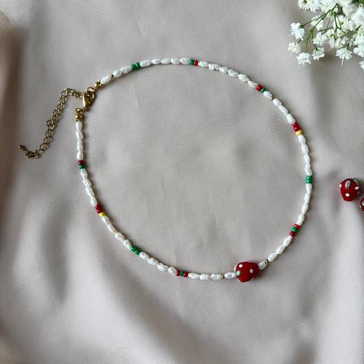 naszyjniki - inne Naszyjnik z naturalnych pereł z zawieszką w kształcie truskawki