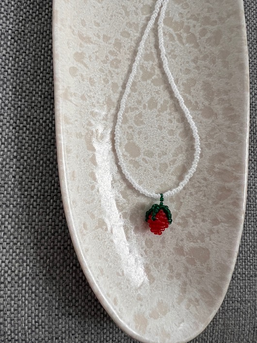 wisiory Handmade naszyjnik z koralików z plecionym owocem truskawką