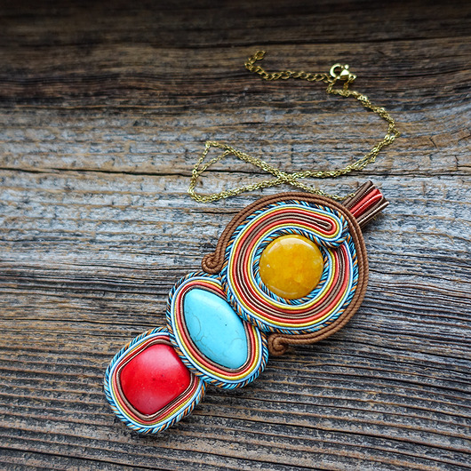 wisiory Wisior soutache z kamieniami.