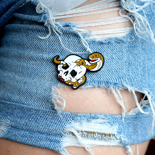 przypinki Pin czaszka "Snake"