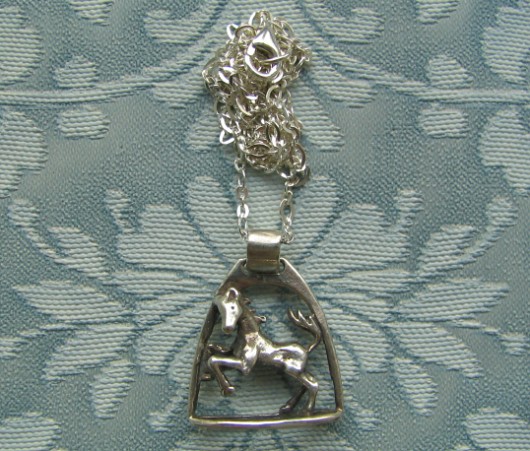 KONIK w klatce MERY