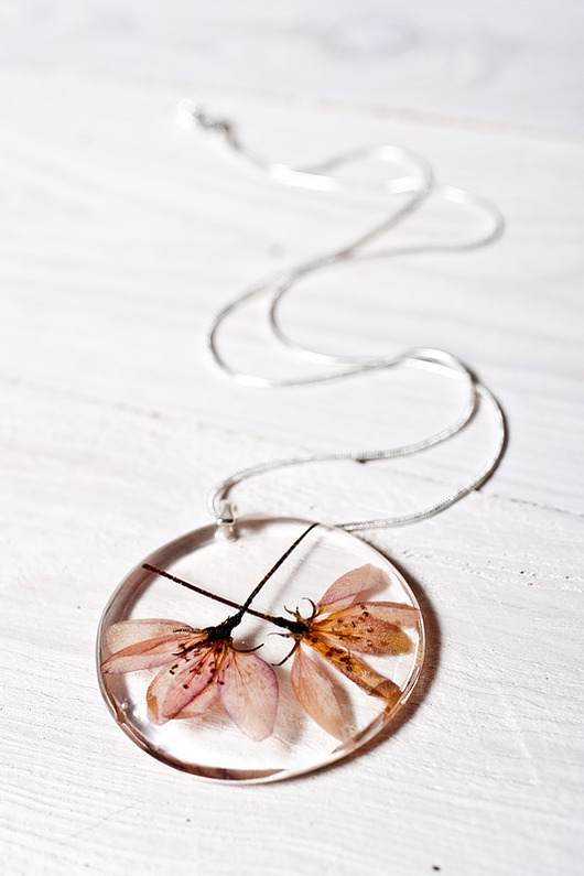 Naszyjnik z różowymi kwiatkami w żywicy So Jewelry