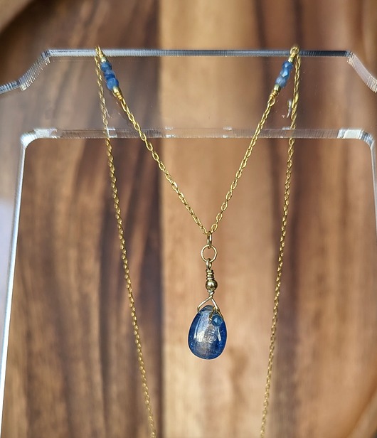 złote naszyjniki Lśniący kianit - naszyjnik pozłacany