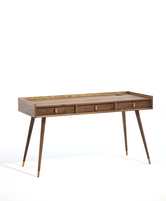 Biurko orzechowe z trzema szufladami. Mid Century Pokojscy Studio