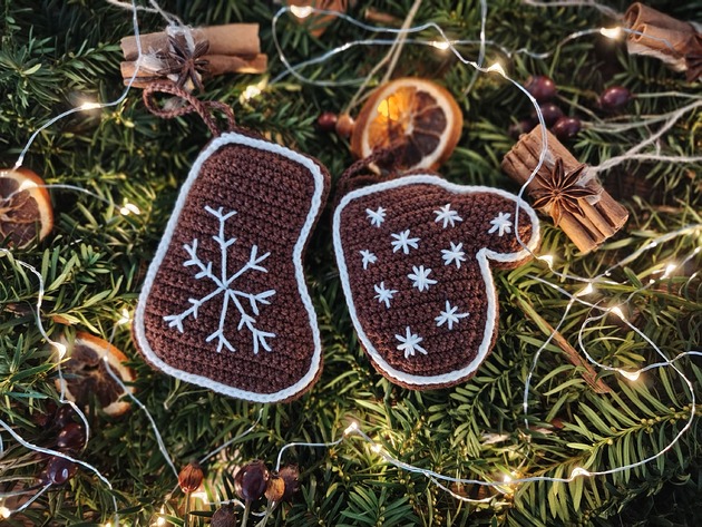 dekoracje świąteczne Skarpeta i rękawica Mikołaja - szydełkowe pierniczki