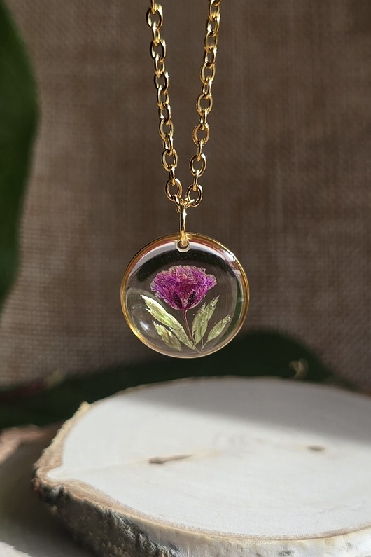 wisiory Złoty wisiorek z prawdziwym kwiatem różowym