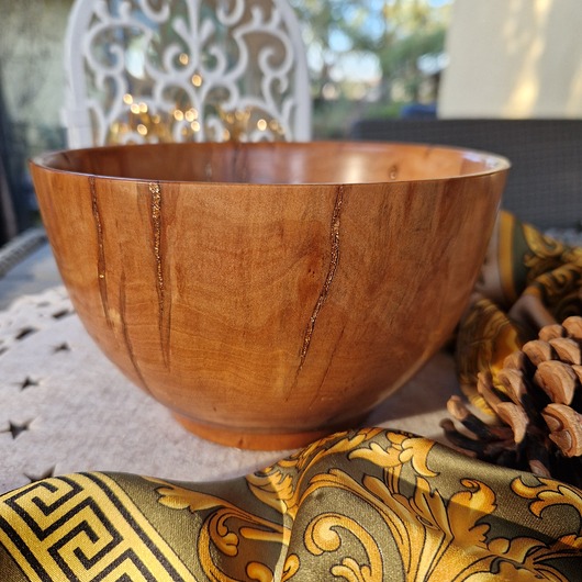 miski i misy Średniej wielkości, głęboka, misa z drewna ze złotymi akcentami