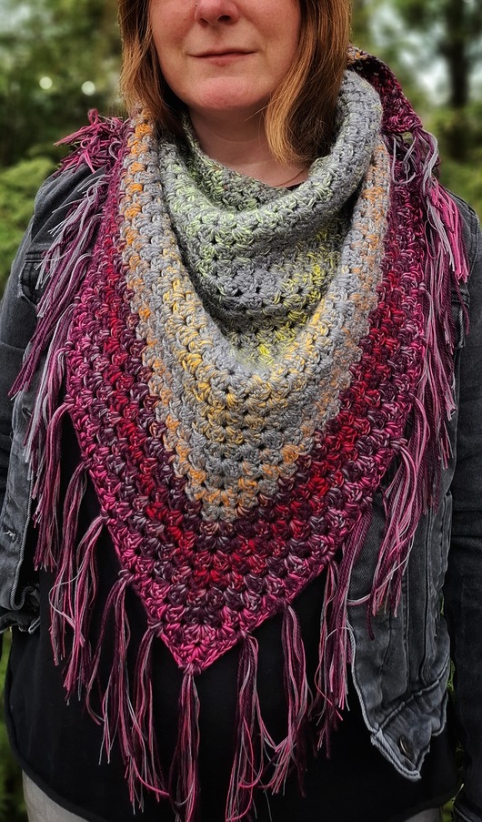 szale damskie "Babcina" chusta na szydełku rozmiar M z frędzlami