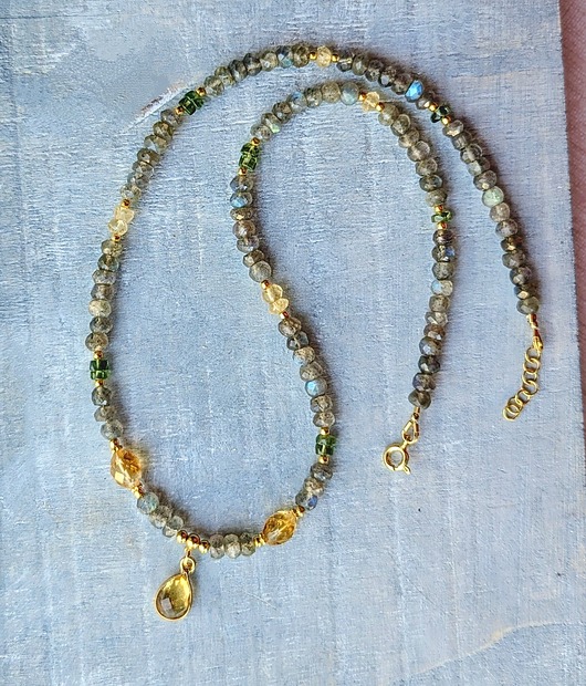 złote naszyjniki Opalizujący naszyjnik z zawieszką z cytrynem