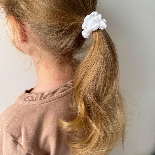 gumki do włosów Jedwabna scrunchie gumka frotka wąska micro biała
