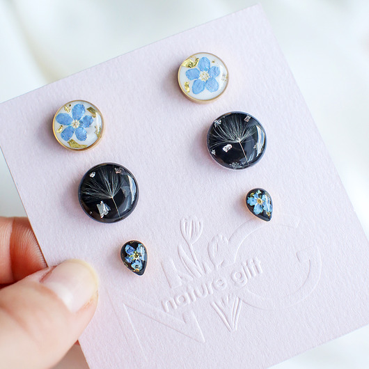 kolczyki z żywicy Zestaw kolczyków-sztyftów z niezapominajkami i dmuchawcem