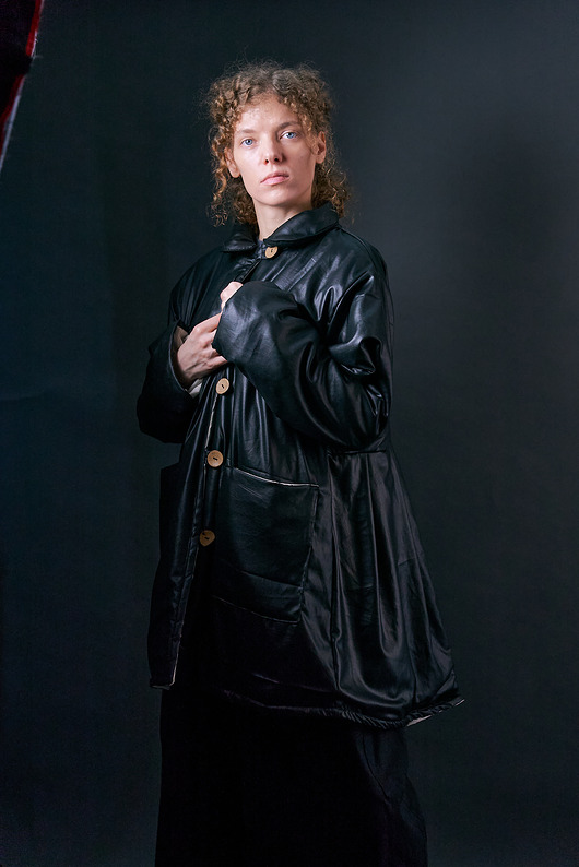 płaszcze damskie Krótki płaszczyk czarny nabłyszczany ocieplany oversize