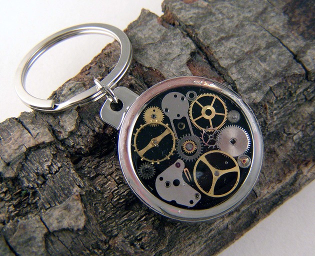 Mechaniczny brelok z otwieraczem do butelek 19 Zegarynki
