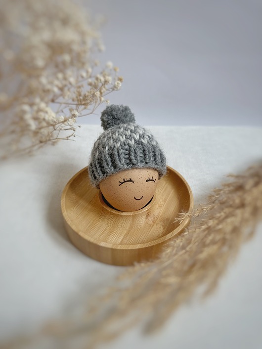 ozdoby wielkanocne Czapeczka z pomponem  na jajka wielkanocne  - 1 szt.