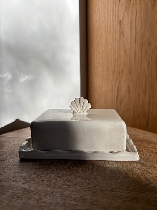 kuchnia - różne Maselnica z uchwytem w kształcie muszli, nadmorska dekoracja kuchni farmhouse