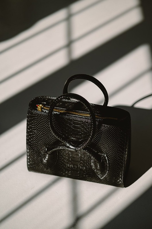 torebki do ręki BOW BAG - skórzana torebka - czarna tłoczona