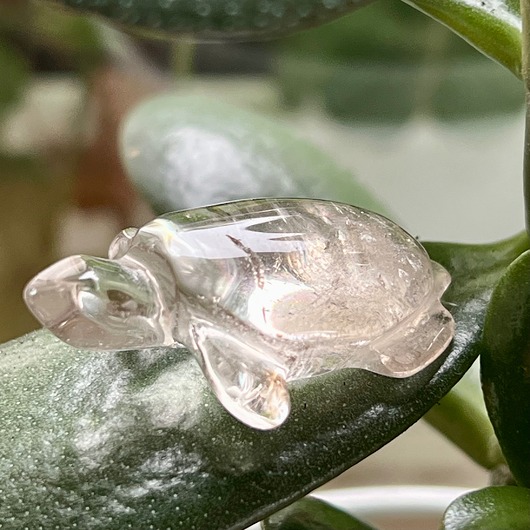 biżuteria różna Amulet - rzeżbiony żółw z kwarcu- kryształ górski