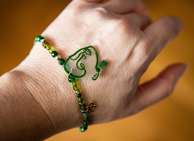 bransoletki - inne Bransoletka z naturalnych kamieni z zawieszką w kształcie twarzy