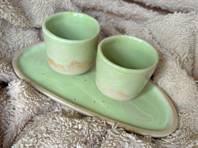 kubki Zestaw dwóch ceramicznych czarek i talerzyka "Zielone jabłuszko"