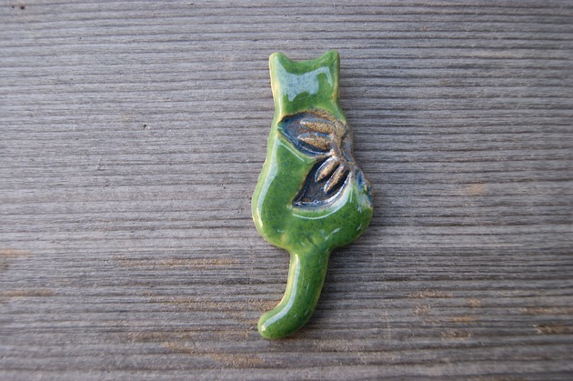 magnesy Ceramiczny magnes kot zielony z kwiatkiem