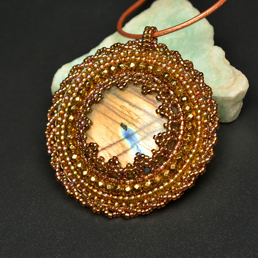 wisiory Arsa, medalion z labradorytem, haft koralikowy, beading