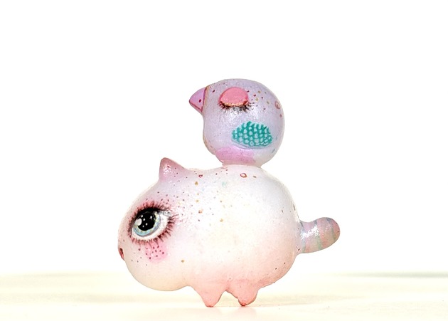 figurki i rzeźby Miniaturowa Figurka - Kotek z Ptaszkiem na Grzbiecie