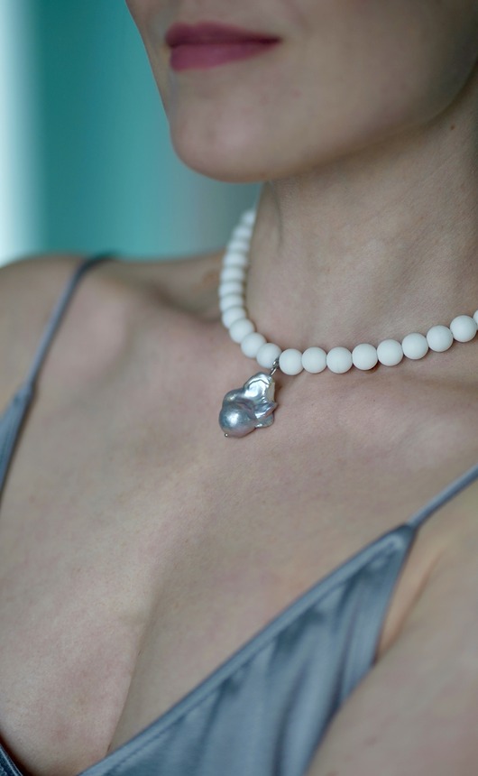 Biżuteria ślubna Choker z onyksa białego i dużej szarej perły barokowej - FULL