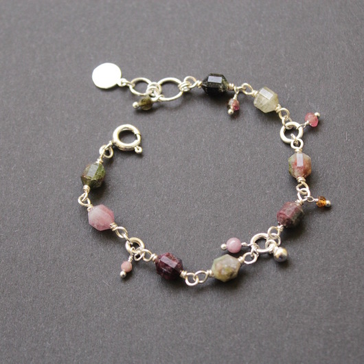 bransoletki z kamieni naturalnych Turmaliny jak malowane