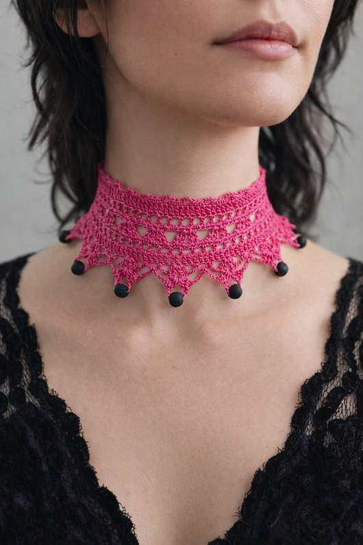 chokery Barbie pink fuksjowy koronkowy choker z koralikami z lawy