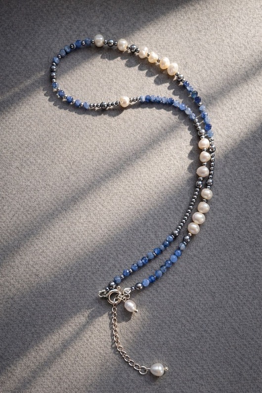 chokery Srebrny naszyjnik Cool Blue z szafirów, pereł i srebrnych hematytów