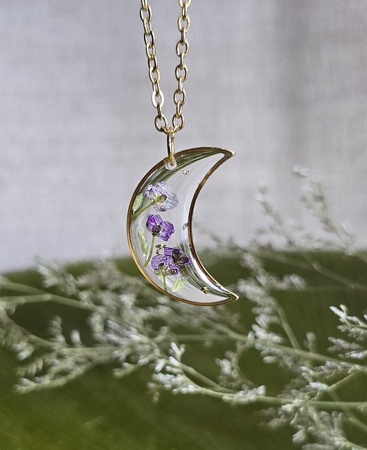 wisiory Wieczne kwiaty fioletowe złoty wisiorek złota zawieszka księżyc kwiaty