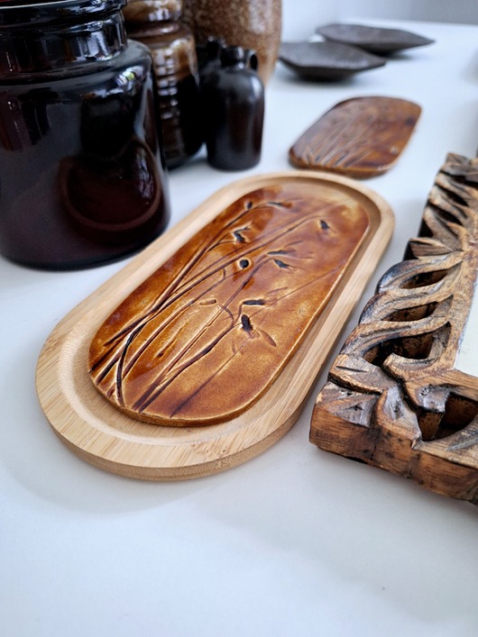 Ozdoby na ścianę Ceramiczna podstawka w drewnie