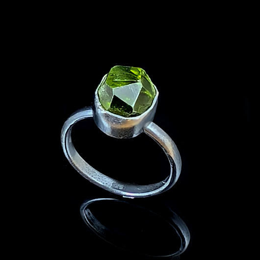 pierścionki srebrne Pierścionek wiosna- peridot w czerni srebra