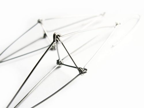 Geometryczne kolczyki stalowe Futuristika mosko