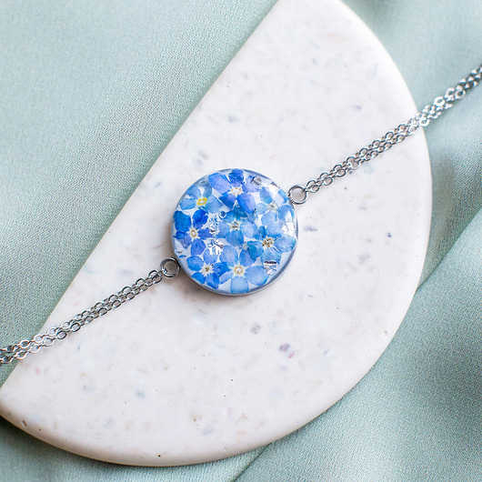 bransoletki z żywicy Bransoletka z niezapominajkami