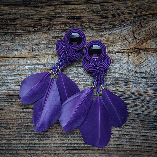 kolczyki soutache Fioletowe boho kolczyki soutache z piórkami