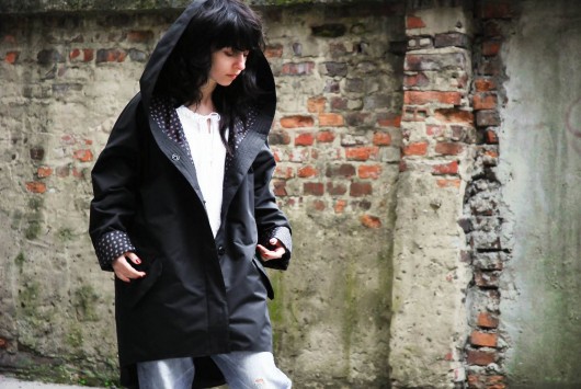 Kurtka przeciwdeszcowa z jedwabną podszewką Monya