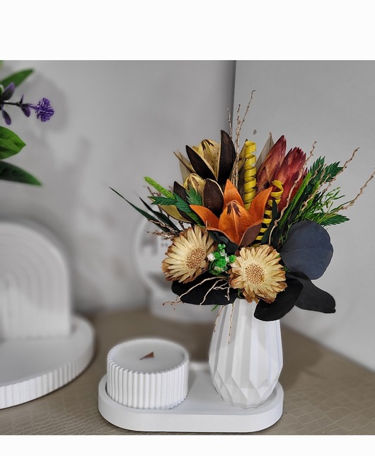 wazony Dekoracyjny bukiet z suszonych kwiatów w eleganckim wazonie