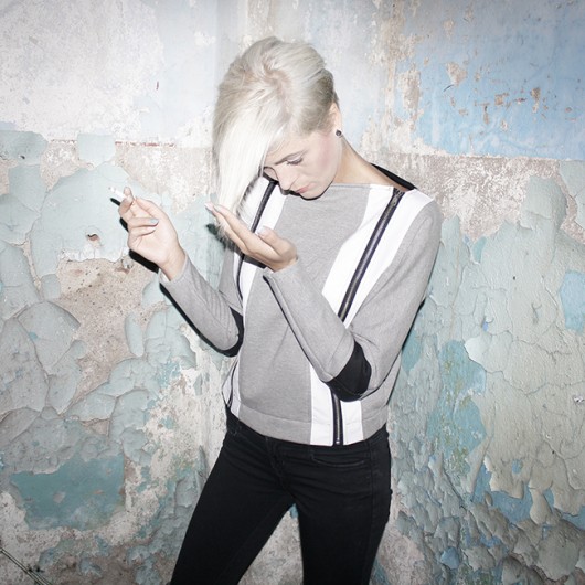01. BLUZA - LOVE CAN DAMAGE YOUR HEALTH  SlyszeJakPachniesz
